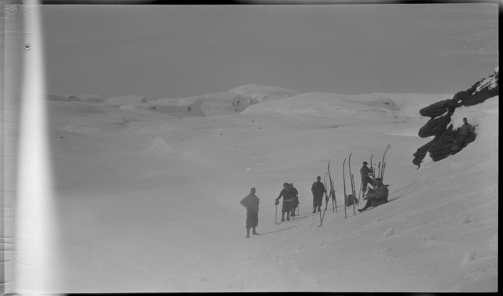 En gjeng unge menn på skitur i Suldal. Det er bilder fra Snønuten, turisthytta i Stranddalen og guttene på tur i fjellheimen.