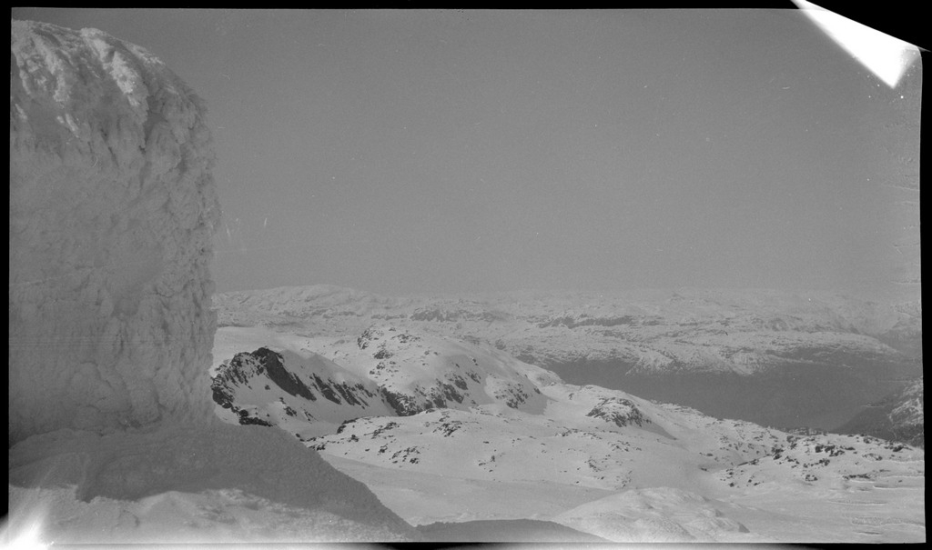 En gjeng unge menn på skitur i Suldal. Det er bilder fra Snønuten, turisthytta i Stranddalen og guttene på tur i fjellheimen.