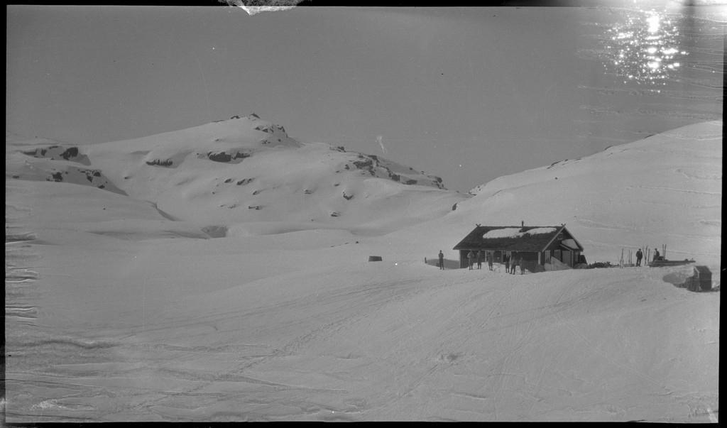 En gjeng unge menn på skitur i Suldal. Det er bilder fra Snønuten, turisthytta i Stranddalen og guttene på tur i fjellheimen.
