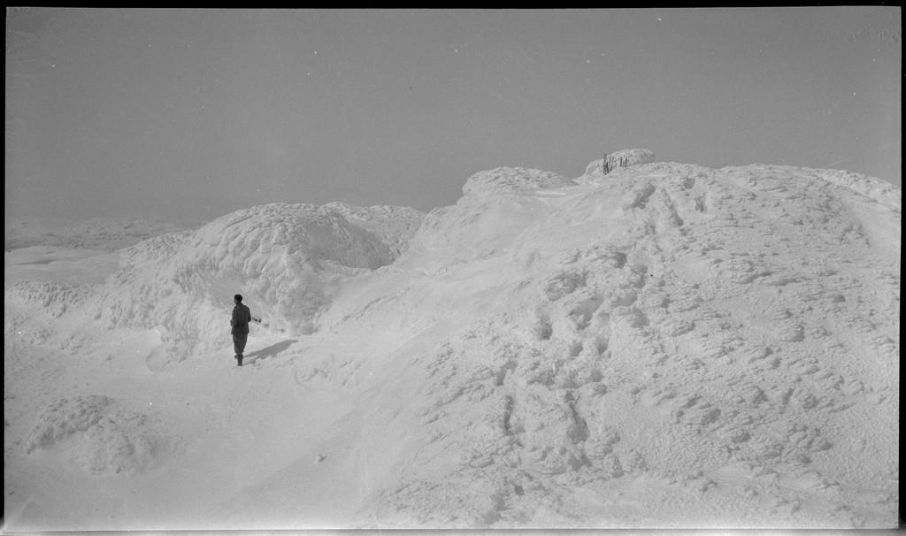 En gjeng unge menn på skitur i Suldal. Det er bilder fra Snønuten, turisthytta i Stranddalen og guttene på tur i fjellheimen.