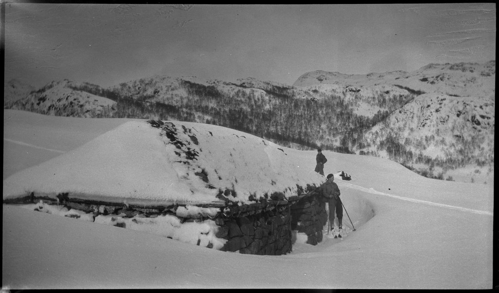 En gjeng unge menn på skitur i fjellene innenfor Madland i Gjesdal.