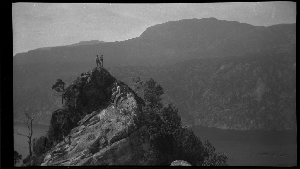 Lindtner, Per Årseth, Ådne Skretting og fotografen Finn Johannessen på tur til Bårebergnibbå øst for Hjelmeland i Ryfylke.