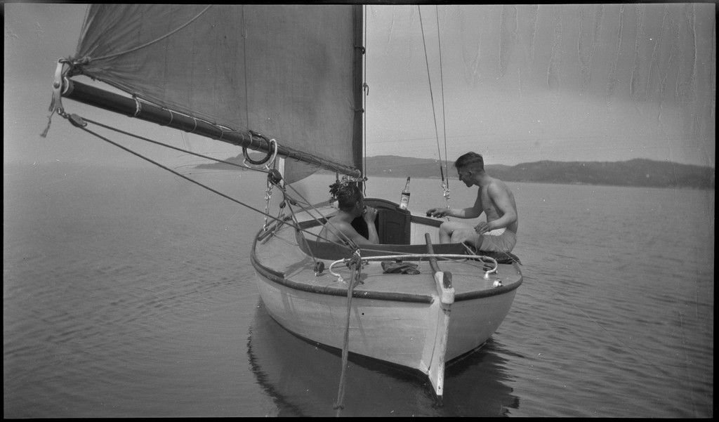 Alf Årseth og Lindtner seiler med seilbåten "Vilja". Finn Johannessen holder roret på bilde nr. 5.