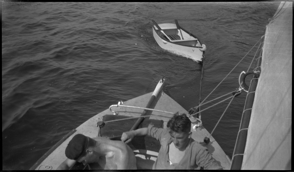 Alf Årseth og Lindtner seiler med seilbåten "Vilja". Finn Johannessen holder roret på bilde nr. 5.