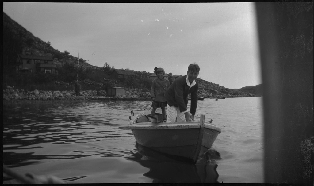 Finn Johannessen (bilde nr. 2), Harald Bergsaker og ei jente i seilbåten "Vilja". Bergsaker og jenta legger til båten med en robåt på det tredje bildet.