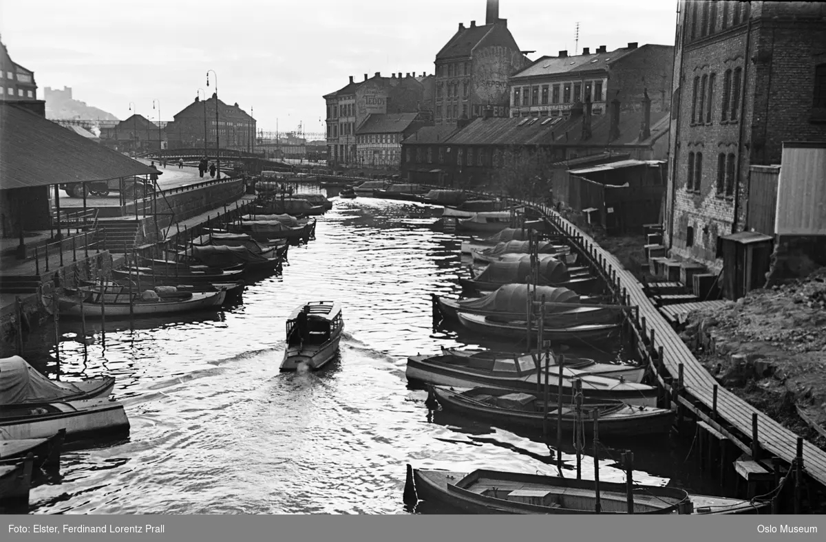 utsikt, elv, motorbåt, småbåthavn, gateløp, bygårder, NSB godsekspedisjon