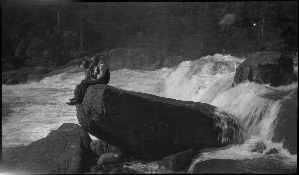 Biltur til Kvinesdal. Det er bilder tatt fra bilen fremover på veien og utover landskapet. Det er også bilder fra et tettsted ved en fjord. På bilde nr. 8 står det et hus med påskriften "HANSEN" på den andre siden av ei bru. På bilde nr. 17 sitter antageligvis Harald Bergsaker og Arne Johannessen på en stein i ei stri elv. Det er også flere bilder av en gruppe mennesker med en åpen buss. På bilde nr. 14 er L. A. B. Ådnesen til venstre.