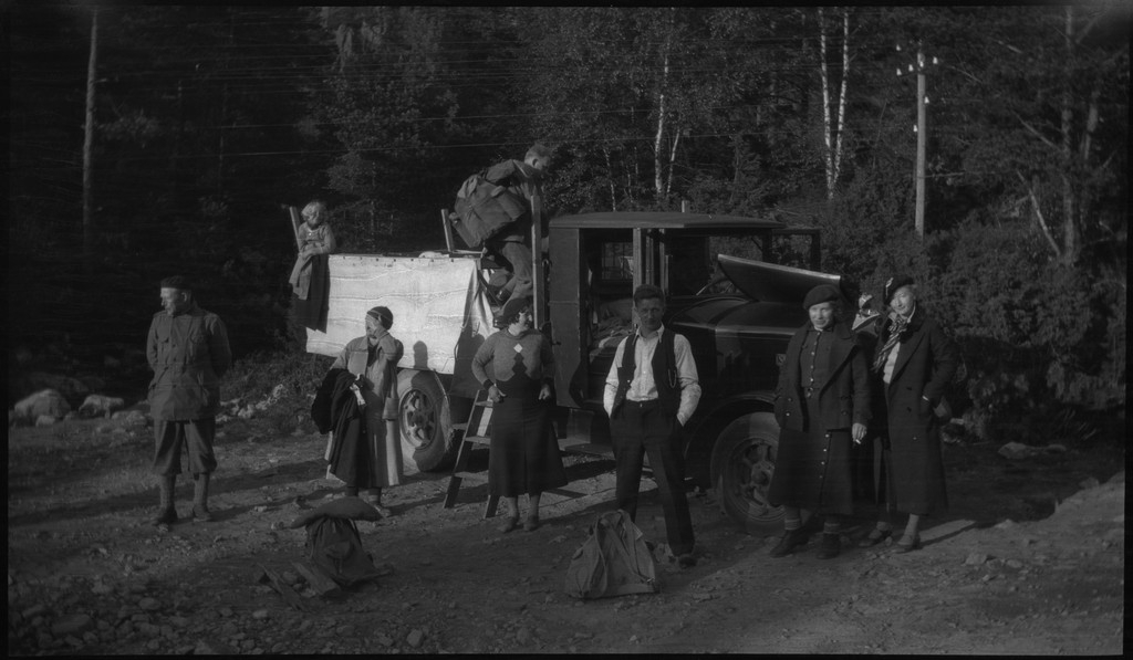 Biltur til Kvinesdal. Det er bilder tatt fra bilen fremover på veien og utover landskapet. Det er også bilder fra et tettsted ved en fjord. På bilde nr. 8 står det et hus med påskriften "HANSEN" på den andre siden av ei bru. På bilde nr. 17 sitter antageligvis Harald Bergsaker og Arne Johannessen på en stein i ei stri elv. Det er også flere bilder av en gruppe mennesker med en åpen buss. På bilde nr. 14 er L. A. B. Ådnesen til venstre.