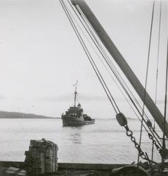 Minesveiper på vei inn til kai i Harstad.