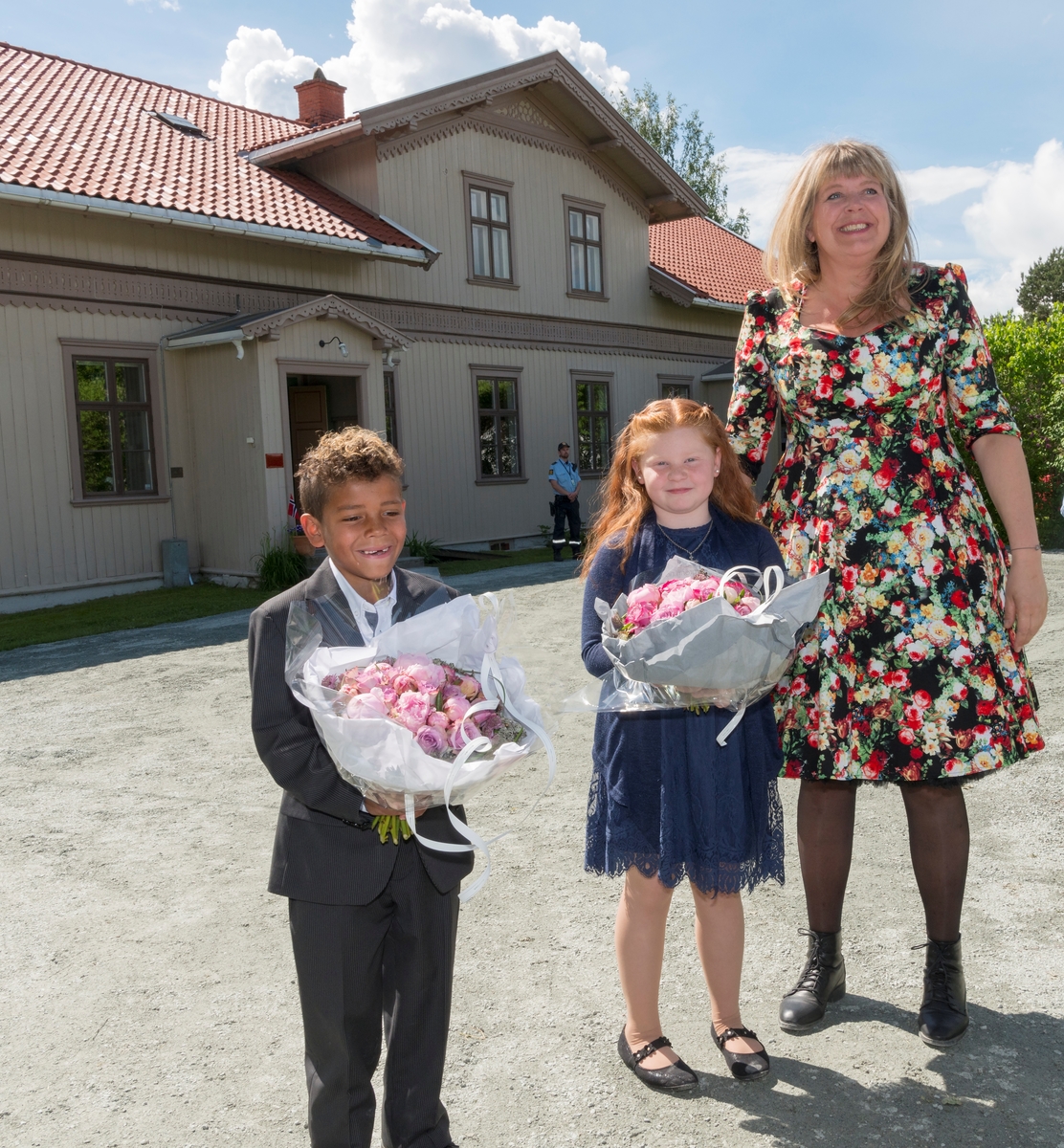 Deres Majesteter Kongen og Dronningen gjennomførte i perioden 11. til 14. juni 2017  en jubileumsreise med besøk til fylkene Hedmark og Oppland. Kongen og Dronningen avsluttet sin 80-års jubileumsreise i Innlandet med å besøke Kvinnemuseet og Kongsvinger. Bildet er tatt før omvisning på Kvinnemuseet. Barn med blomster venter spent sammen med avdelingsdirektør Mona Pedersen. F.v. Vincent Alexander Rubio og  Nilja Noer-Johansen, begge 9 år. Kongsvinger Museum. Kong Harald og Dronning Sonja. Kongebesøk.