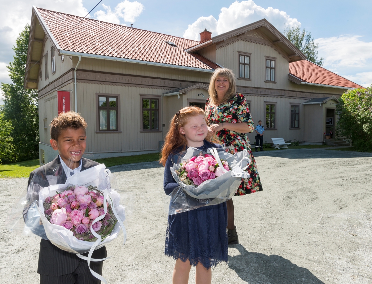 Deres Majesteter Kongen og Dronningen gjennomførte i perioden 11. til 14. juni 2017  en jubileumsreise med besøk til fylkene Hedmark og Oppland. Kongen og Dronningen avsluttet sin 80-års jubileumsreise i Innlandet med å besøke Kvinnemuseet og Kongsvinger. Bildet er tatt før omvisning på Kvinnemuseet. Barn med blomster venter spent sammen med avdelingsdirektør Mona Pedersen (i bakgrunnen).  F.v. Vincent Alexander Rubio og  Nilja Noer-Johansen, begge 9 år. Kongsvinger Museum. Kong Harald og Dronning Sonja. Kongebesøk.