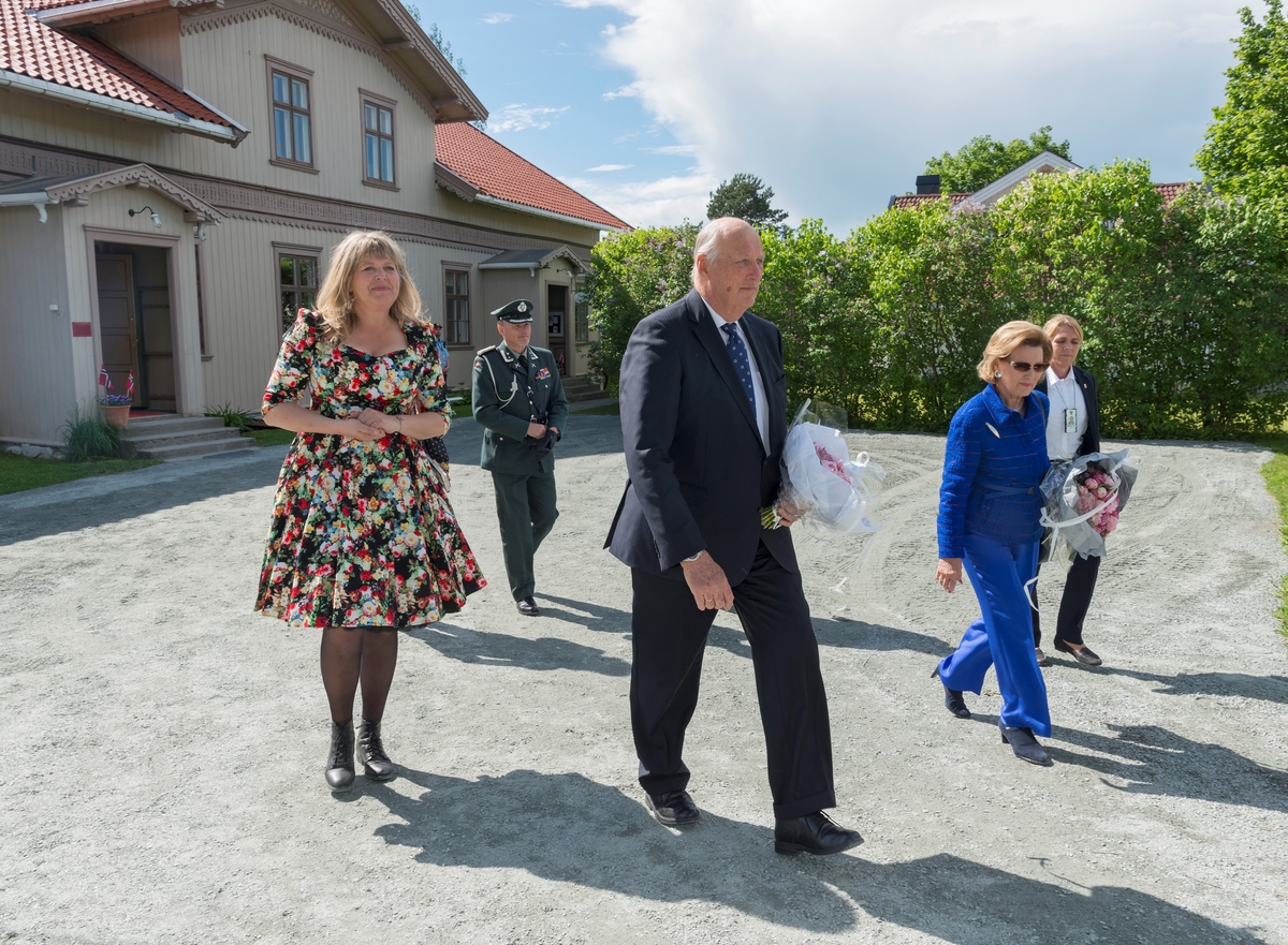 Deres Majesteter Kongen og Dronningen gjennomførte i perioden 11. til 14. juni 2017  en jubileumsreise med besøk til fylkene Hedmark og Oppland. Kongen og Dronningen avsluttet sin 80-års jubileumsreise i Innlandet med å besøke Kvinnemuseet og Kongsvinger. Bildet er tatt etter omvisning på Kvinnemuseet. Avdelisngsdirektør Mona Pedersen følger Kong Harald og Dronning Sonja ut fra museet. Kongsvinger Museum. Kongebesøk.