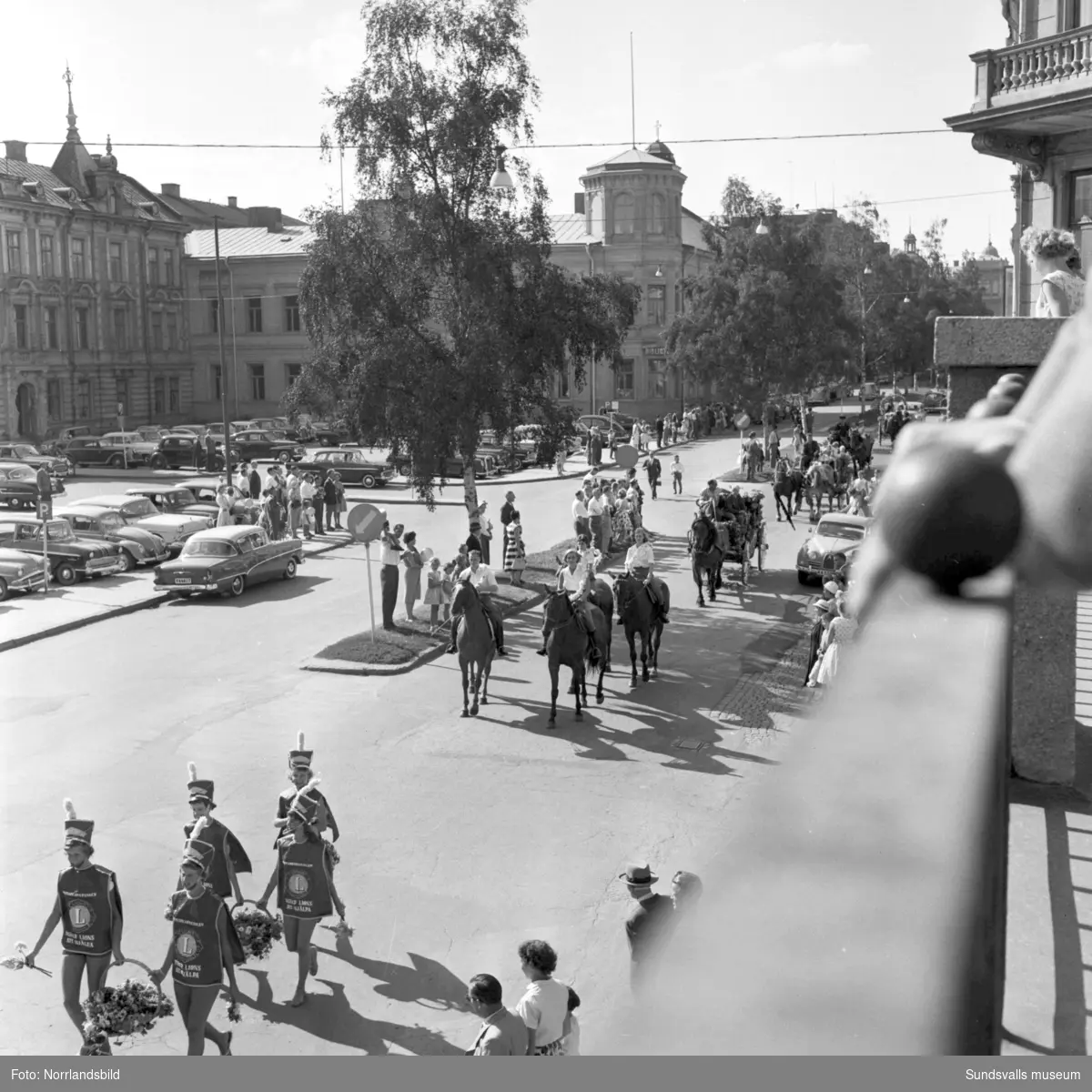 Lions blomstertåg till förmån för CP-skadade barn. Parad med blomsterprydda hästdragna vagnar passerar på Köpmangatan vid Nytorget.