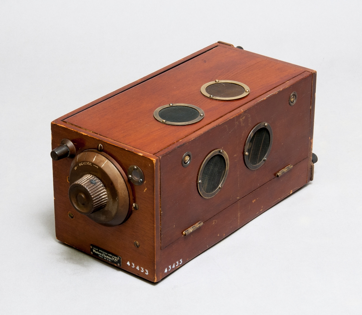 Radioapparat, mottagare. 
Western Electric Co, Reg. nr 3121, instansatt i botten-SS1686-2 patentappEOB.