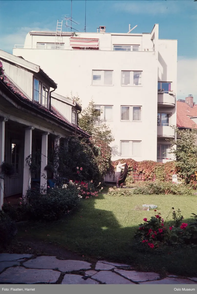 Lille Frogner gård, bolighus, hage, mann, boligblokk