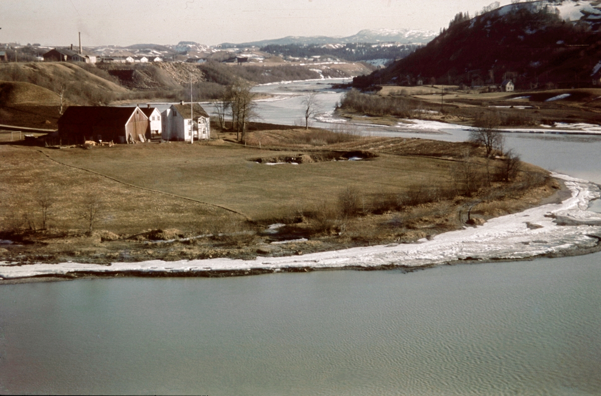 Valøya sett fra Stavne, med Valøya gård