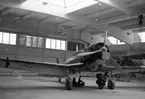 F6 Karlsborg februari 1940. Italienska flygplanet Fiat G50 i F6 tygverkstad. Alla planen, ca 30 st utom de 2 första mellanlandade på F6 för skottställning och prov med vapeninstallation vilket utfördes av den italienske mekanikern Passeri. De flygplan som hämtades i Trollhättan (ca 16 st), flögs till Karlsborg samt vidare till Västerås för överlämning till finska förare, utfördes av förare ur F6: Fanj. Gottfrid Lundberg, Fanj. Nils Ellenfors och serg. Henry Pehrson. Albumet är en del av en donation från Karl-Axel Hansson, Karlsborg. Förteckning över hela donationen finns i albumet samt som Word-dokument.