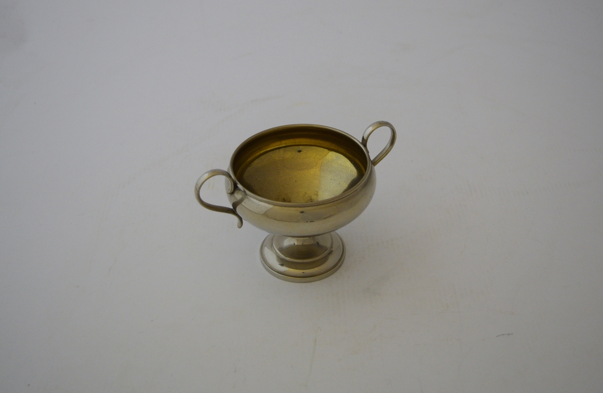 Kaffesett i sølvplett. Består av kaffekanne, fløtemugge, sukkerskål og brett. Inngravert takkehilsen til familien som i mars 1924 tok i mot ferdafolk og tjenestemenn fra Setesdalsbanen. Det herjet et veldig snøvær i Sør-Norge. Toget fra Byglandsfjord kl 05:45 hadde store utfordringer nedover mot Kristiansand. Ved Homevassevja ble det helt stopp på grunn av de store snømengdene. Her lå det ett eneste hus, vokterboligen hvor familien Bjørndal bodde. De var vant til å snø inne, og hadde ekstra forråd av mel og poteter. De tok i mot 20 mennesker fra det innesnødde toget, og serverte dem mat i tre dager fram til ryddemannskapene hadde spadd ut toget. I takknemlinghet ble det samlet inn penger, 60 kroner, og dette settet ble kjøpt inn og takkehilsen gravert inn. Historien var omtalt i boken "Fra gamp til damp" og noen år senere ble kaffesettet gitt i gave til museumsjernbanen.