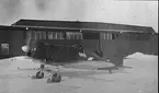 F6 Karlsborg feb. 1940. Fiat G50 varmköres utanför Tygverkstaden för att senare flygas till Västerås. Vidaretransport därifrån till Finland. Albumet är en del av en donation från Karl-Axel Hansson, Karlsborg. Förteckning över hela donationen finns i albumet samt som Word-dokument.