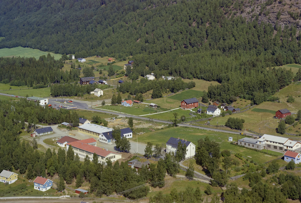 Sør-Fron, Fra Harpefoss sentrum med skole og muligens det gamle Kiwi-bygget til høyre. Bruket Nystuen eller Nystugu på andre siden av vegen.