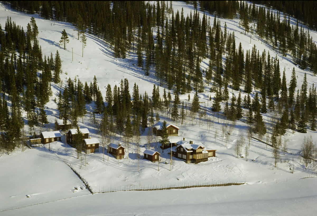 Vestre Gausdal, Dalhaugen, Espedal. Hytter, vinter, snø og skogskledd ås. Innsjø.