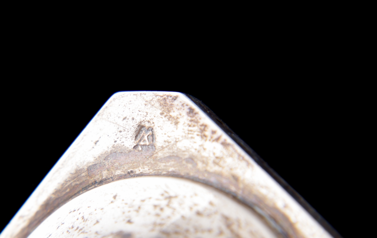 Supkalk i silver.
Enkel, slät modell. Förgylld invändigt. Fyrkantig fot med avfasade hörn. 
Stämplar undertill (i alla fyra hörn).