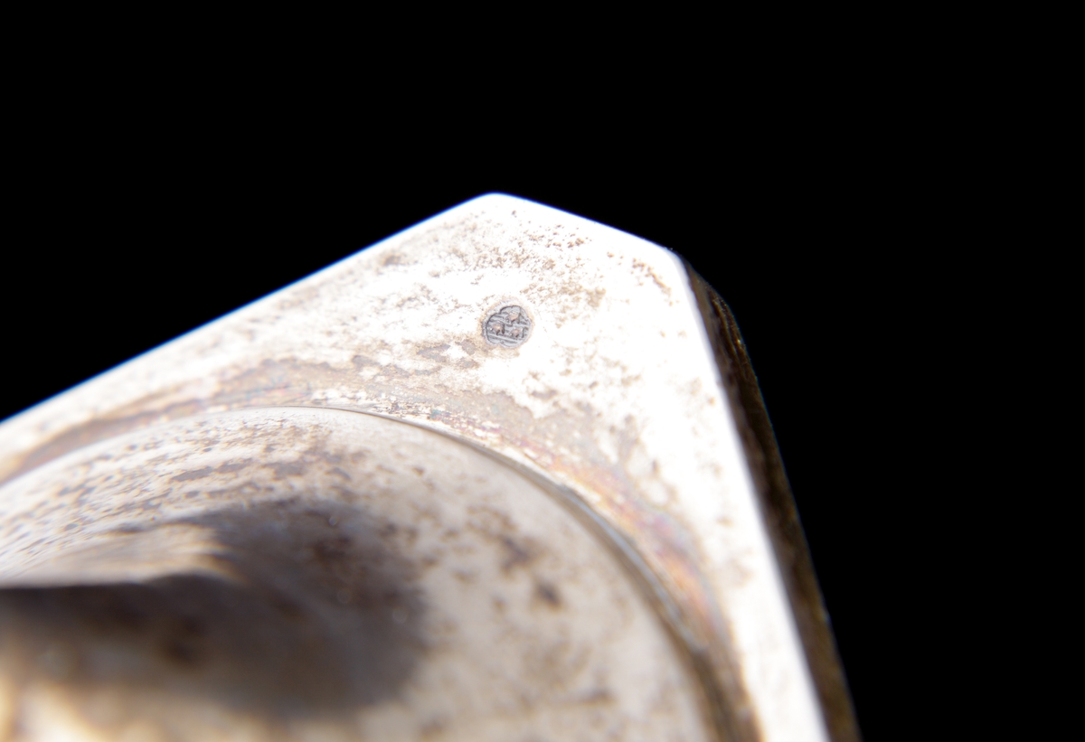 Supkalk i silver.
Enkel, slät modell. Förgylld invändigt. Fyrkantig fot med avfasade hörn. 
Stämplar undertill (i alla fyra hörn).