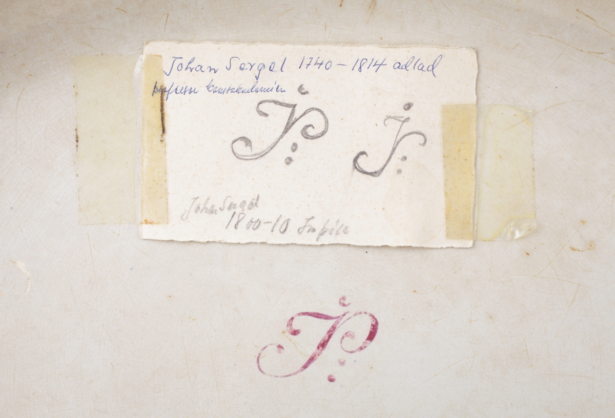 Stekfat av flintgods.
Oval modell. Vitglaserat med grön s.k. "feather edge"-kant. På fatets spegel monogram i vinrött: "JS". 
På fatet fäst en lapp med text: "Johan Sergel (1740-1814), adlad professor vid Konstakademin, Johan Sergel 1800-10, Inköp".