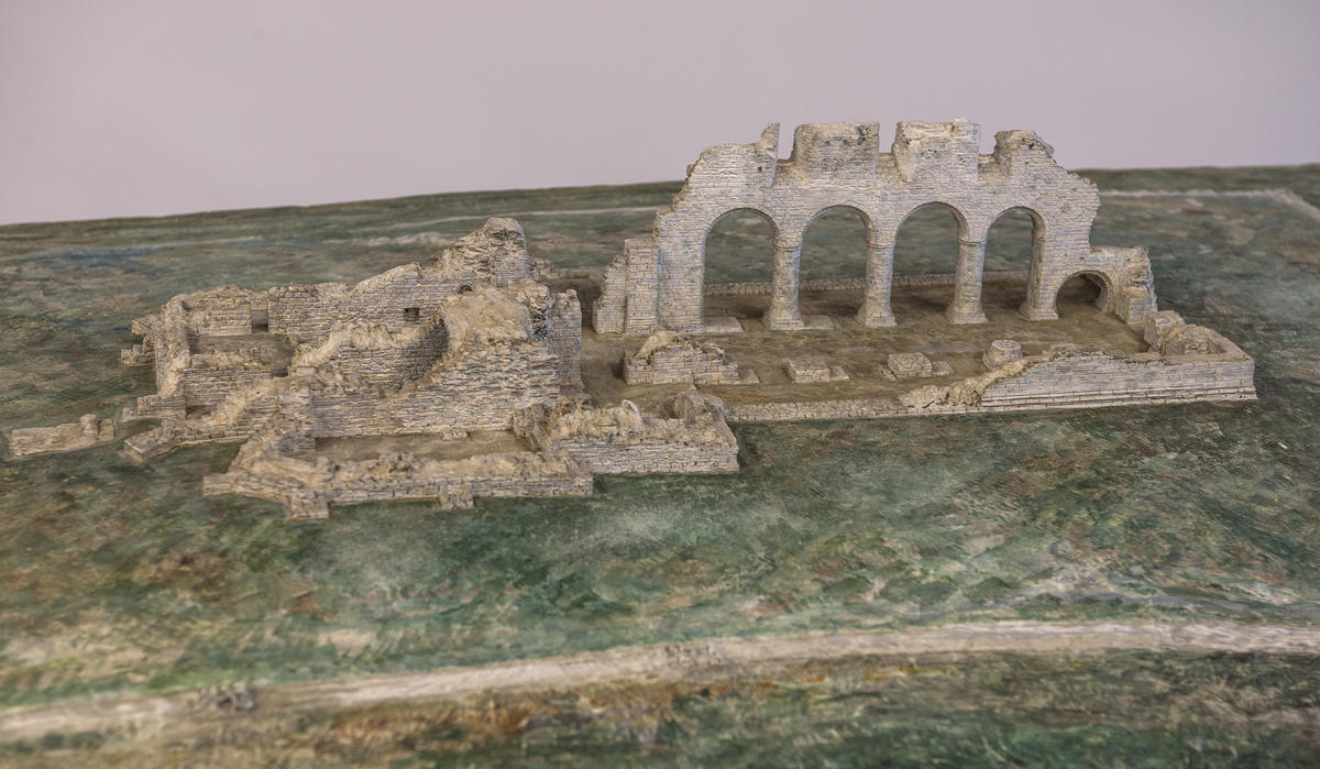 Modell av domkirkeruinen på Hamar, med søylerekka og koret