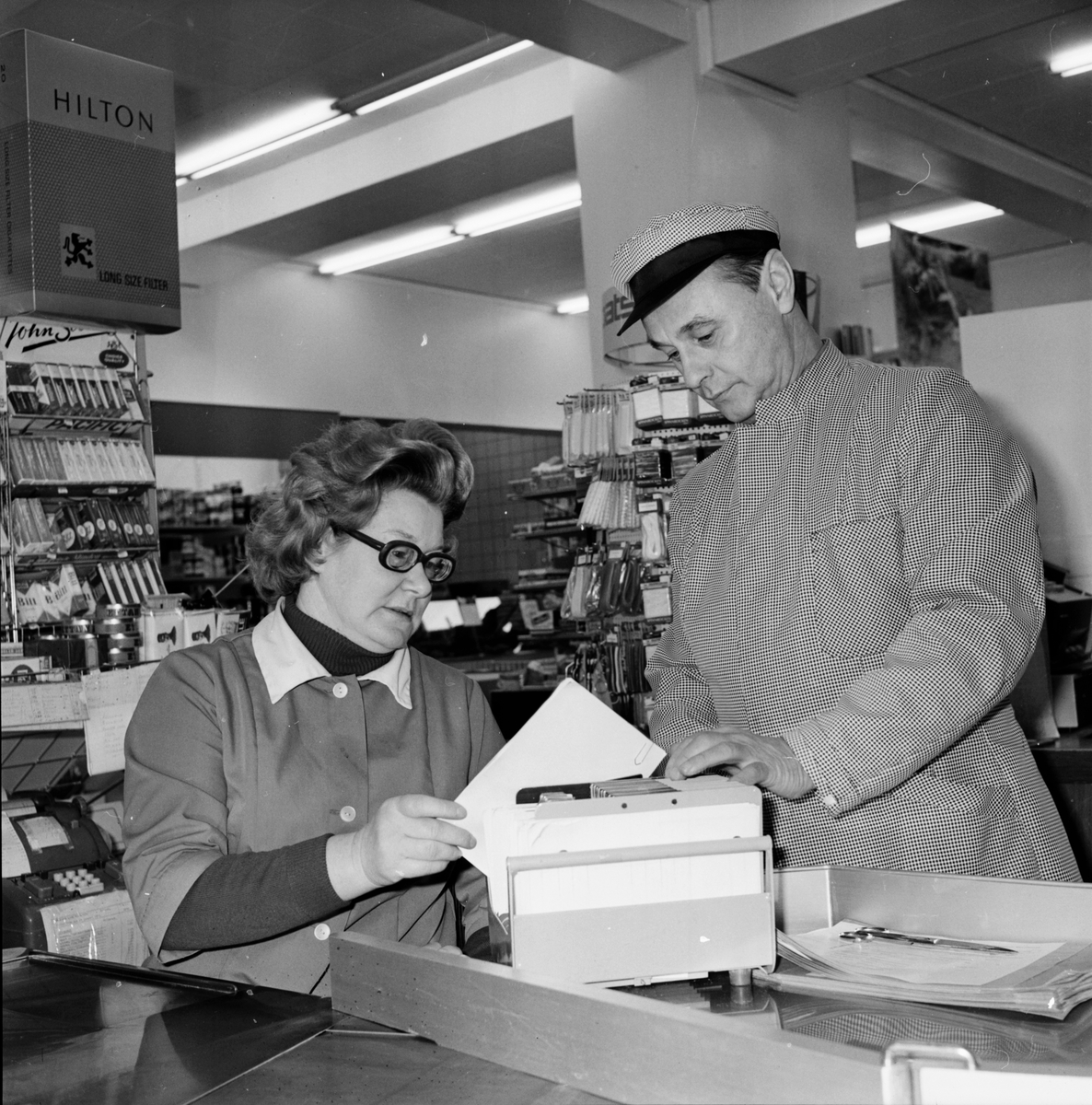 Vallsta, Hälsinge Livs. Febr 1972
Uppropet "Vi slutar handla".
Föreståndare Åke Bergström och Fru Åhlen.