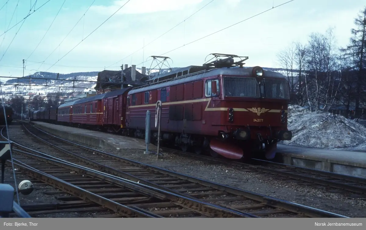 Hurtigtog 7404 i påsketrafikken, med elektrisk lokomotiv El 14 2177 på Lillehammer stasjon