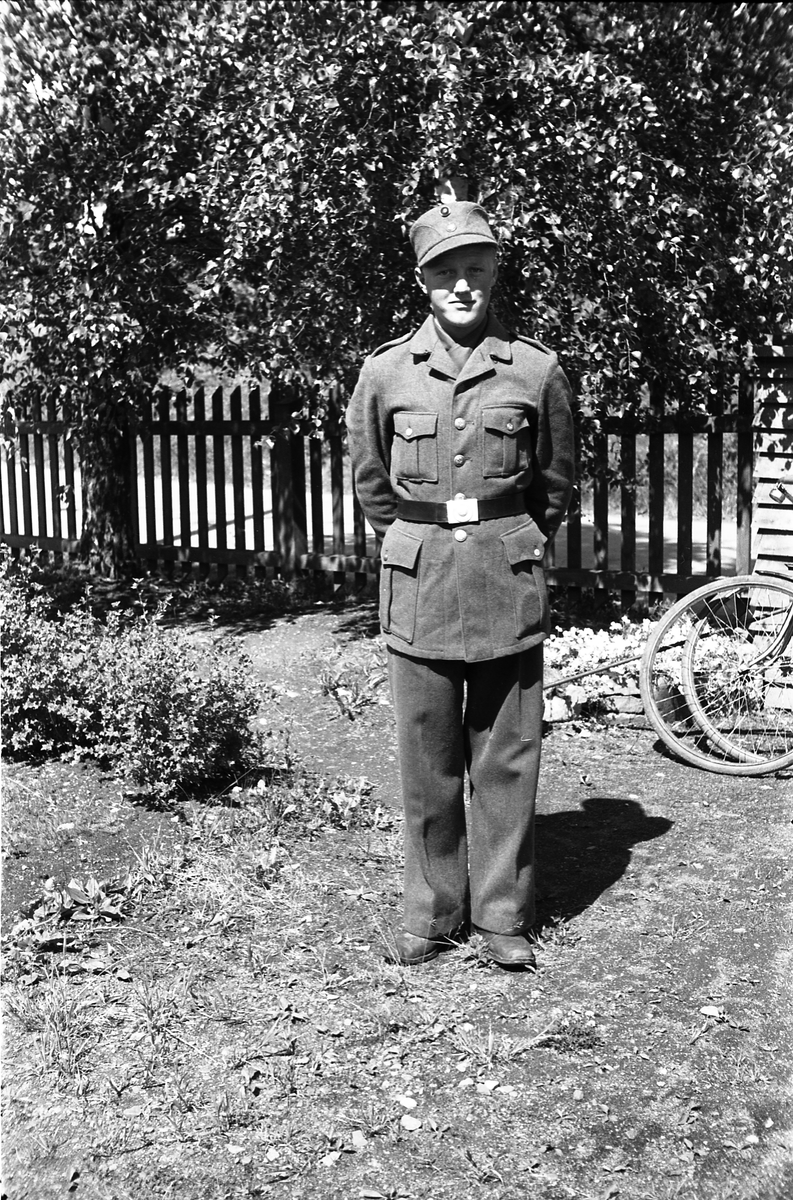 Helfigurs portrett av Ivar Tallerud og Thorleif Myrland, sistnevnte iført uniform, trolig Arbeidstjenestens (AT). Tre bilder, det første av de to sammen.