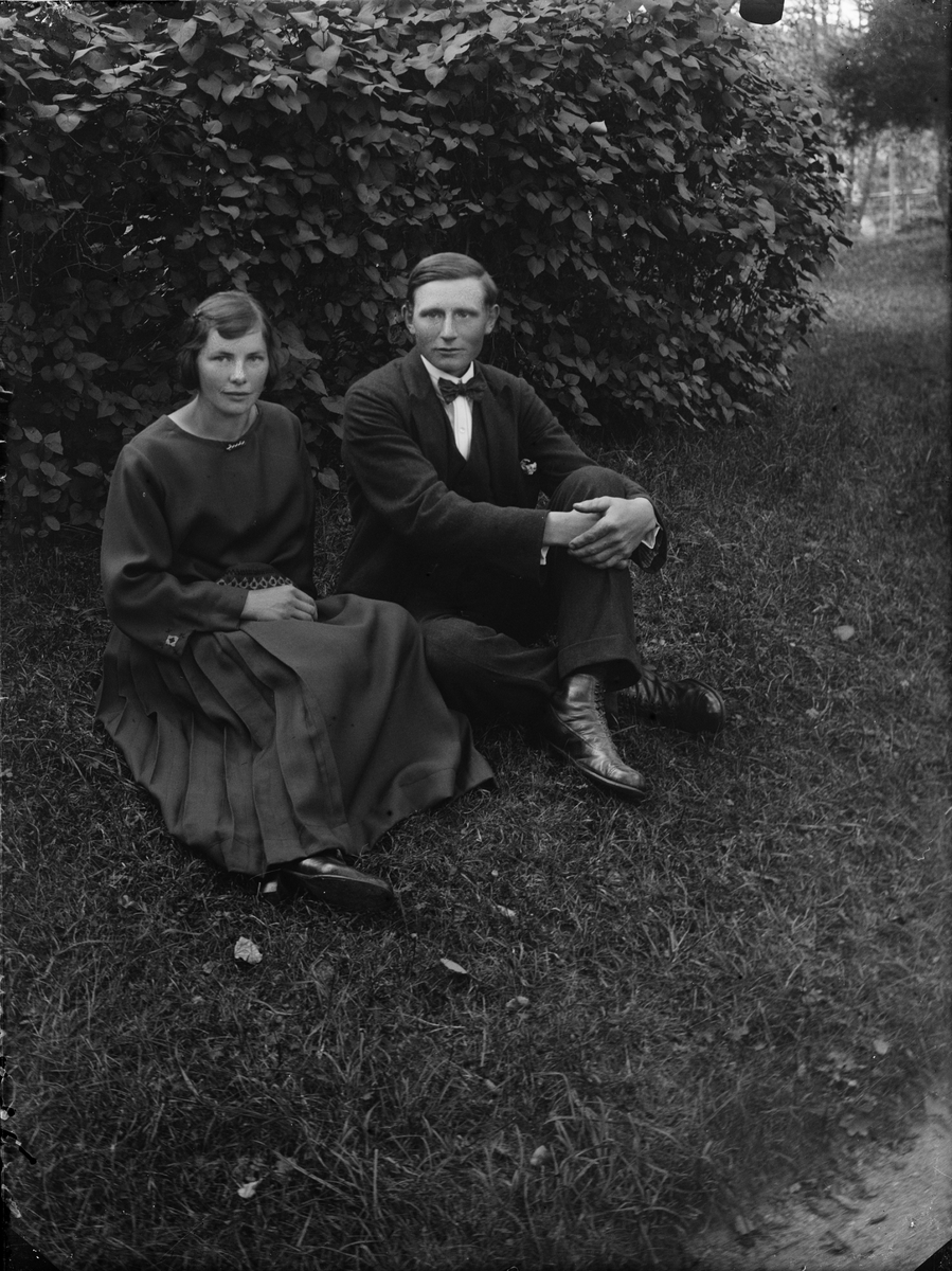 Man och kvinna i trädgård, Alunda, Uppland