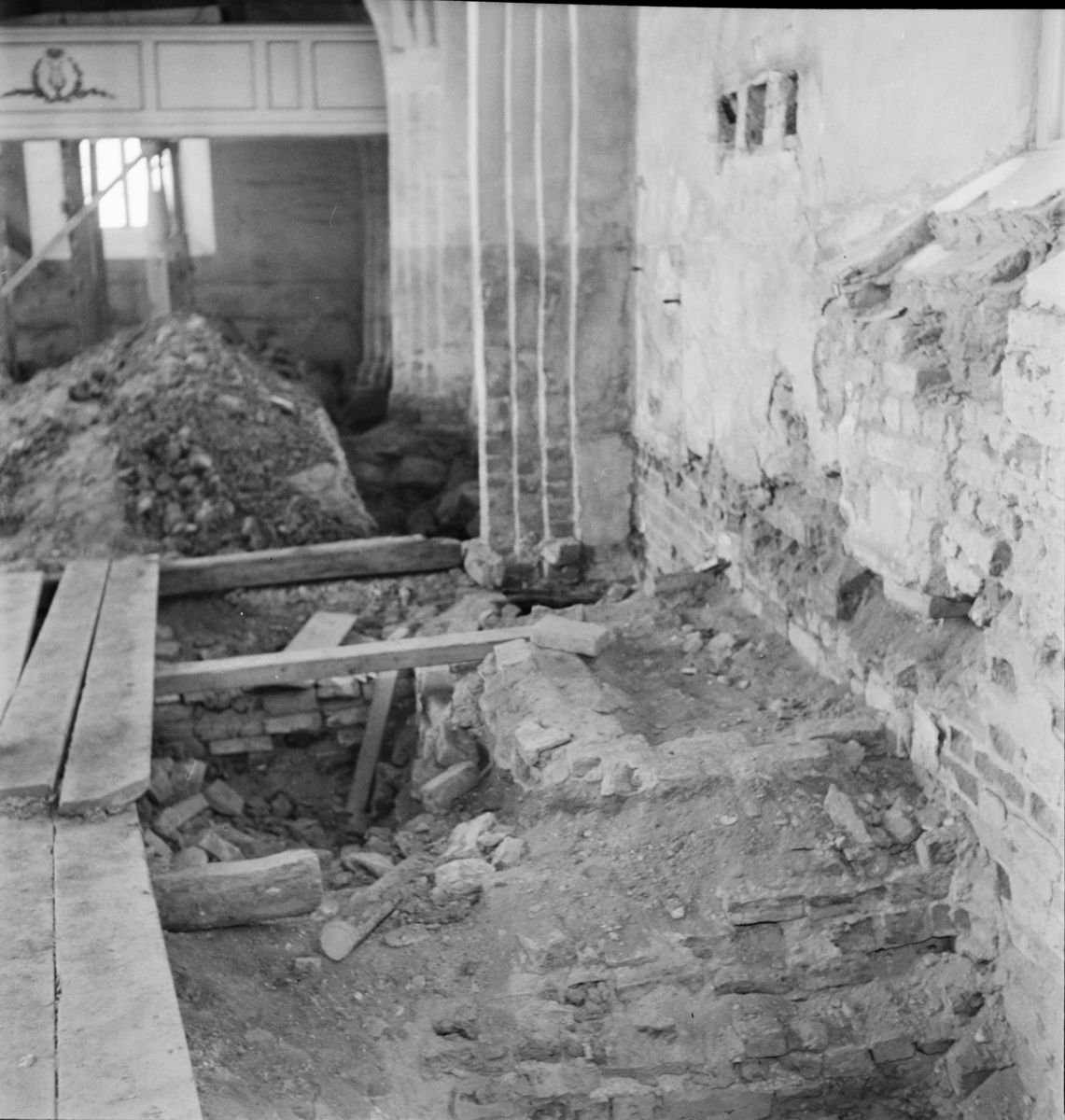 Utgrävning i Långtora kyrka, Enköping 1953