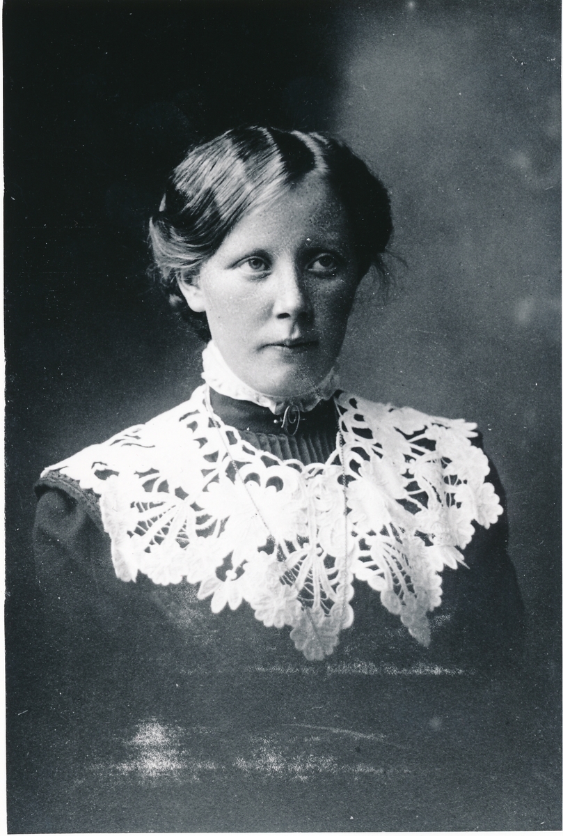 Portrett av Othelie Olsen. Stonglandseidet 1912.