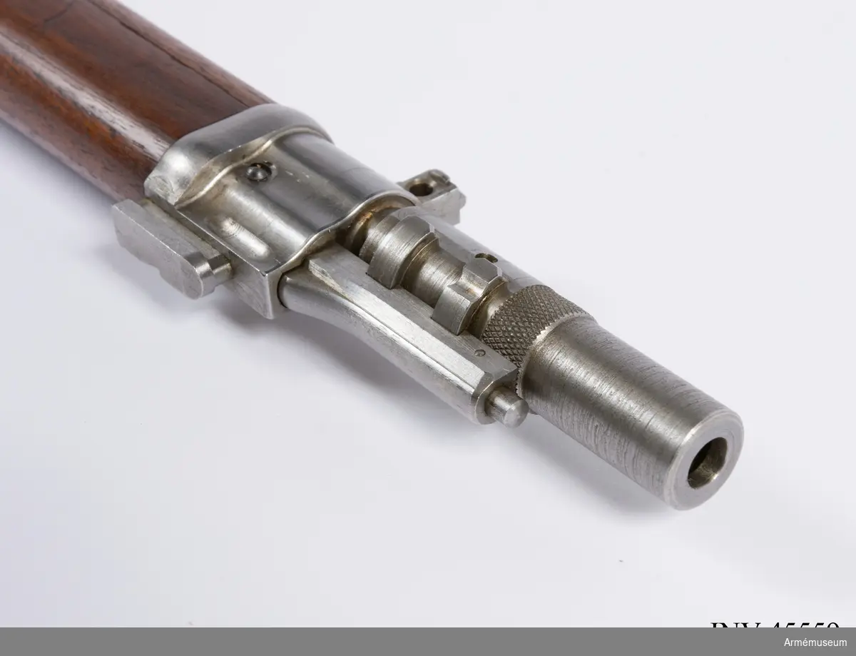 Försöksmodell med plats för 6 patroner i magasinet.

Enligt kinesiska gästers tolkning står på pipan "Arméns vapen- tillverknings verkstad i Hanyang"./1984-12-17 EW.

På baksidan av bilagan står antecknat med blyerts: "Uppfinnare: Liu Tsching En, generalmajor i Kinesiska armén,  Hanyang arsenal. Gevärsfaktori för tillverkning av 100 gevär om dagen med alla  tillhörande maskiner etc. tillverkades 1914-17 av Pratt &  Whitney Machine Co, Hartford, Conn. Ingeniör A.E. Larsson, Edeskvarna, Lyckåsgård. Geväret hopsatt av provdelar direkt från maskinerna." 

I kolven rengöringsverktyg.

Geväret isärplockat och ihopsatt 2018-01-12 på Armémuseum i studiesyfte.