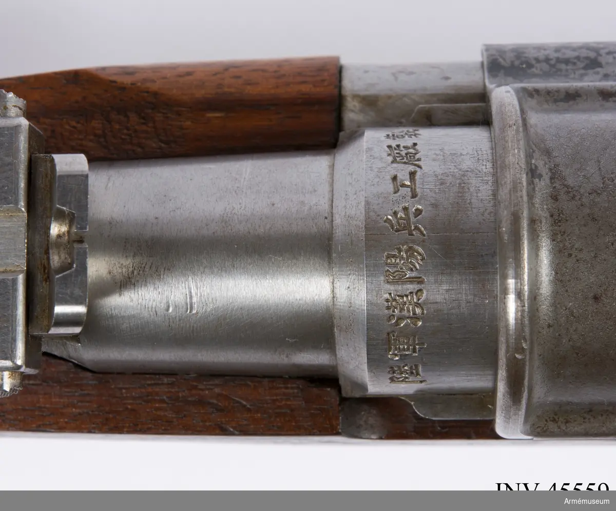 Försöksmodell med plats för 6 patroner i magasinet.

Enligt kinesiska gästers tolkning står på pipan "Arméns vapen- tillverknings verkstad i Hanyang"./1984-12-17 EW.

På baksidan av bilagan står antecknat med blyerts: "Uppfinnare: Liu Tsching En, generalmajor i Kinesiska armén,  Hanyang arsenal. Gevärsfaktori för tillverkning av 100 gevär om dagen med alla  tillhörande maskiner etc. tillverkades 1914-17 av Pratt &  Whitney Machine Co, Hartford, Conn. Ingeniör A.E. Larsson, Edeskvarna, Lyckåsgård. Geväret hopsatt av provdelar direkt från maskinerna." 

I kolven rengöringsverktyg.

Geväret isärplockat och ihopsatt 2018-01-12 på Armémuseum i studiesyfte.