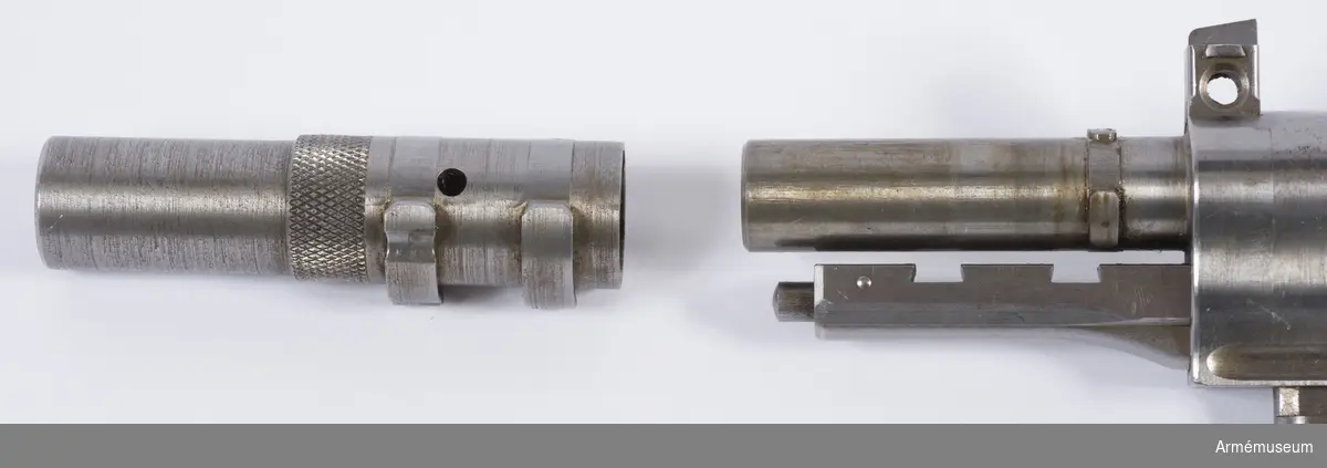 Försöksmodell med plats för 6 patroner i magasinet.

Enligt kinesiska gästers tolkning står på pipan "Arméns vapen- tillverknings verkstad i Hanyang"./1984-12-17 EW.

På baksidan av bilagan står antecknat med blyerts: "Uppfinnare: Liu Tsching En, generalmajor i Kinesiska armén,  Hanyang arsenal. Gevärsfaktori för tillverkning av 100 gevär om dagen med alla  tillhörande maskiner etc. tillverkades 1914-17 av Pratt &  Whitney Machine Co, Hartford, Conn. Ingeniör A.E. Larsson, Edeskvarna, Lyckåsgård. Geväret hopsatt av provdelar direkt från maskinerna." 

I kolven rengöringsverktyg.

Geväret isärplockat och ihopsatt 2018-01-12 på Armémuseum i studiesyfte.