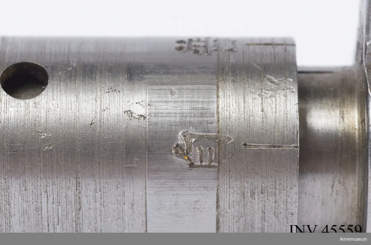 Försöksmodell med plats för 6 patroner i magasinet.

Enligt kinesiska gästers tolkning står på pipan "Arméns vapen- tillverknings verkstad i Hanyang"./1984-12-17 EW.

På baksidan av bilagan står antecknat med blyerts: "Uppfinnare: Liu Tsching En, generalmajor i Kinesiska armén,  Hanyang arsenal. Gevärsfaktori för tillverkning av 100 gevär om dagen med alla  tillhörande maskiner etc. tillverkades 1914-17 av Pratt &  Whitney Machine Co, Hartford, Conn. Ingeniör A.E. Larsson, Edeskvarna, Lyckåsgård. Geväret hopsatt av provdelar direkt från maskinerna." 

I kolven rengöringsverktyg.

Geväret isärplockat och ihopsatt 2018-01-12 på Armémuseum i studiesyfte.