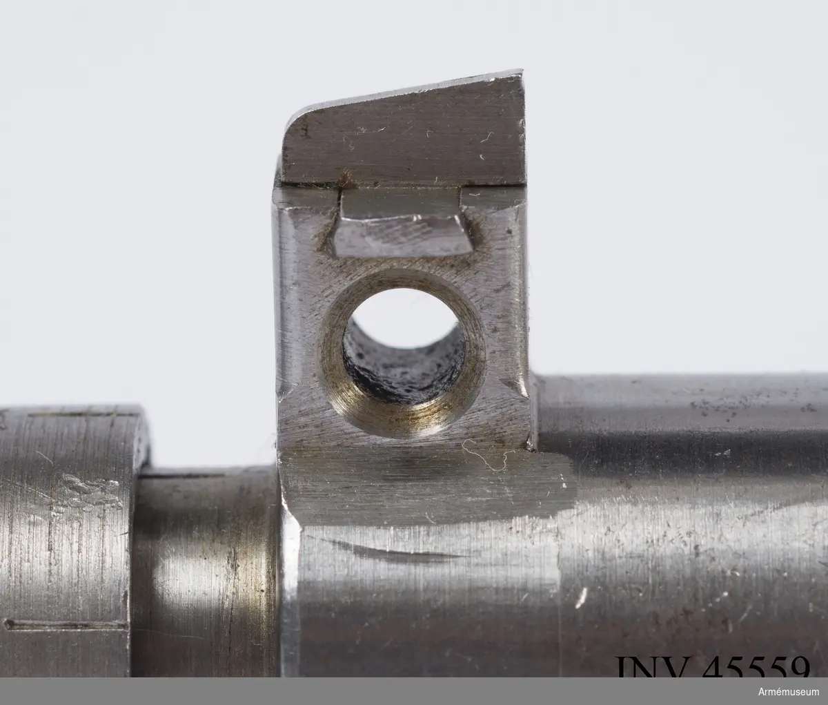 Försöksmodell med plats för 6 patroner i magasinet.

Enligt kinesiska gästers tolkning står på pipan "Arméns vapen- tillverknings verkstad i Hanyang"./1984-12-17 EW.

På baksidan av bilagan står antecknat med blyerts: "Uppfinnare: Liu Tsching En, generalmajor i Kinesiska armén,  Hanyang arsenal. Gevärsfaktori för tillverkning av 100 gevär om dagen med alla  tillhörande maskiner etc. tillverkades 1914-17 av Pratt &  Whitney Machine Co, Hartford, Conn. Ingeniör A.E. Larsson, Edeskvarna, Lyckåsgård. Geväret hopsatt av provdelar direkt från maskinerna." 

I kolven rengöringsverktyg.

Geväret isärplockat och ihopsatt 2018-01-12 på Armémuseum i studiesyfte.