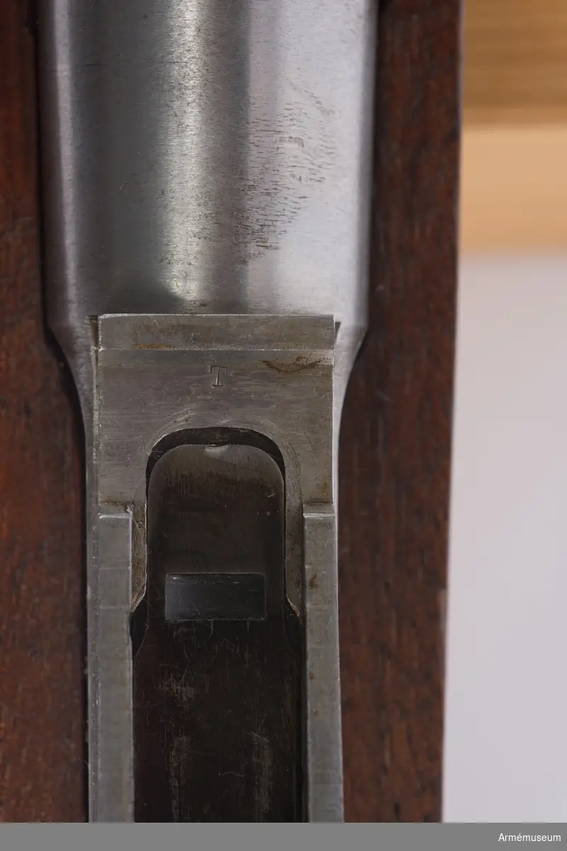 Försöksmodell med plats för 6 patroner i magasinet.

Enligt kinesiska gästers tolkning står på pipan "Arméns vapen- tillverknings verkstad i Hanyang"./1984-12-17 EW.

På baksidan av bilagan står antecknat med blyerts: "Uppfinnare: Liu Tsching En, generalmajor i Kinesiska armén,  Hanyang arsenal. Gevärsfaktori för tillverkning av 100 gevär om dagen med alla  tillhörande maskiner etc. tillverkades 1914-17 av Pratt &  Whitney Machine Co, Hartford, Conn. Ingeniör A.E. Larsson, Edeskvarna, Lyckåsgård. Geväret hopsatt av provdelar direkt från maskinerna." 

I kolven rengöringsverktyg.

Geväret isärplockat och ihopsatt 2018-01-12 på Armémuseum i studiesyfte.