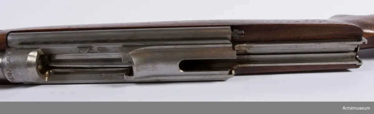 Försöksmodell med plats för 6 patroner i magasinet.

Enligt kinesiska gästers tolkning står på pipan "Arméns vapen- tillverknings verkstad i Hanyang"./1984-12-17 EW.

På baksidan av bilagan står antecknat med blyerts: "Uppfinnare: Liu Tsching En, generalmajor i Kinesiska armén,  Hanyang arsenal. Gevärsfaktori för tillverkning av 100 gevär om dagen med alla  tillhörande maskiner etc. tillverkades 1914-17 av Pratt &  Whitney Machine Co, Hartford, Conn. Ingeniör A.E. Larsson, Edeskvarna, Lyckåsgård. Geväret hopsatt av provdelar direkt från maskinerna." 

I kolven rengöringsverktyg.

Geväret isärplockat och ihopsatt 2018-01-12 på Armémuseum i studiesyfte.