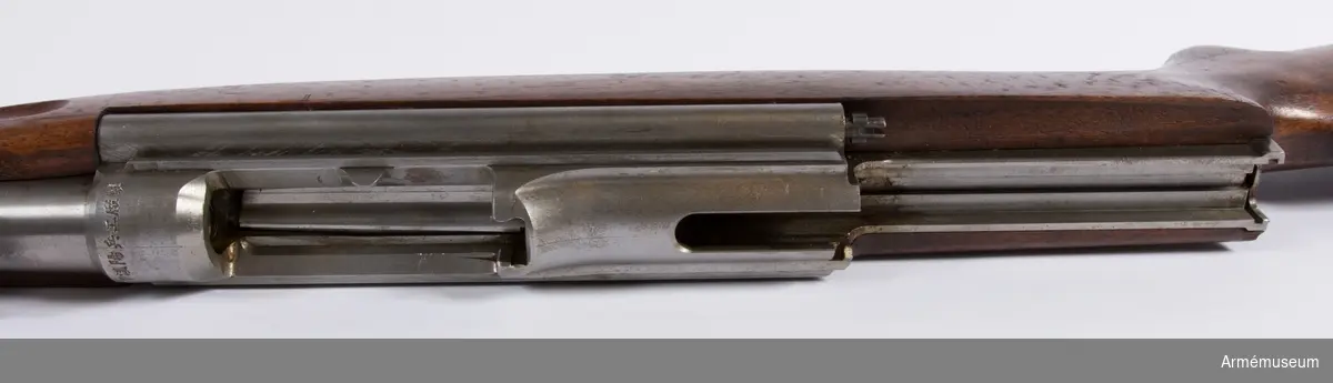 Försöksmodell med plats för 6 patroner i magasinet.

Enligt kinesiska gästers tolkning står på pipan "Arméns vapen- tillverknings verkstad i Hanyang"./1984-12-17 EW.

På baksidan av bilagan står antecknat med blyerts: "Uppfinnare: Liu Tsching En, generalmajor i Kinesiska armén,  Hanyang arsenal. Gevärsfaktori för tillverkning av 100 gevär om dagen med alla  tillhörande maskiner etc. tillverkades 1914-17 av Pratt &  Whitney Machine Co, Hartford, Conn. Ingeniör A.E. Larsson, Edeskvarna, Lyckåsgård. Geväret hopsatt av provdelar direkt från maskinerna." 

I kolven rengöringsverktyg.

Geväret isärplockat och ihopsatt 2018-01-12 på Armémuseum i studiesyfte.