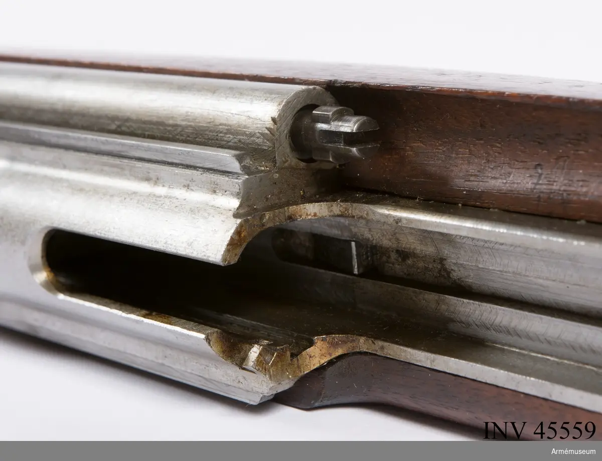 Försöksmodell med plats för 6 patroner i magasinet.

Enligt kinesiska gästers tolkning står på pipan "Arméns vapen- tillverknings verkstad i Hanyang"./1984-12-17 EW.

På baksidan av bilagan står antecknat med blyerts: "Uppfinnare: Liu Tsching En, generalmajor i Kinesiska armén,  Hanyang arsenal. Gevärsfaktori för tillverkning av 100 gevär om dagen med alla  tillhörande maskiner etc. tillverkades 1914-17 av Pratt &  Whitney Machine Co, Hartford, Conn. Ingeniör A.E. Larsson, Edeskvarna, Lyckåsgård. Geväret hopsatt av provdelar direkt från maskinerna." 

I kolven rengöringsverktyg.

Geväret isärplockat och ihopsatt 2018-01-12 på Armémuseum i studiesyfte.