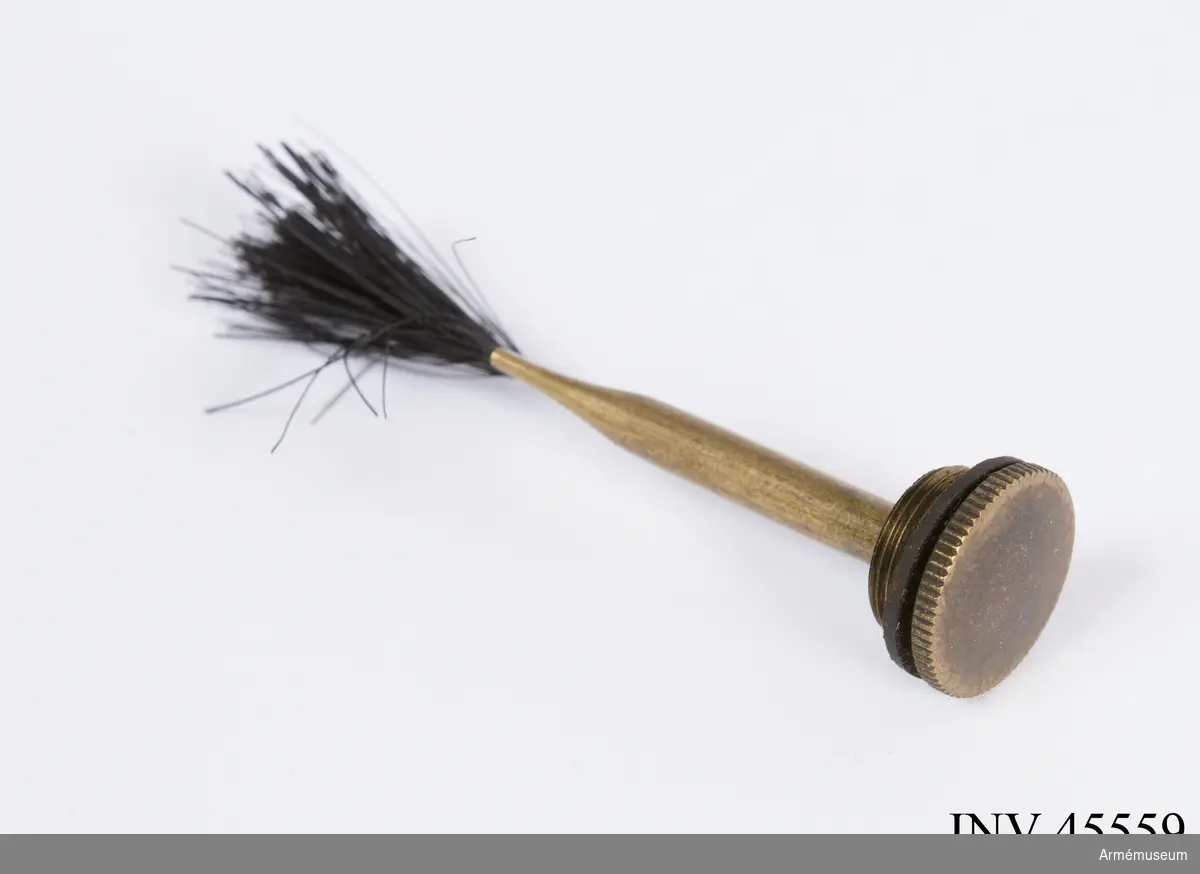 Försöksmodell med plats för 6 patroner i magasinet.

Enligt kinesiska gästers tolkning står på pipan "Arméns vapen- tillverknings verkstad i Hanyang"./1984-12-17 EW.

På baksidan av bilagan står antecknat med blyerts: "Uppfinnare: Liu Tsching En, generalmajor i Kinesiska armén,  Hanyang arsenal. Gevärsfaktori för tillverkning av 100 gevär om dagen med alla  tillhörande maskiner etc. tillverkades 1914-17 av Pratt &  Whitney Machine Co, Hartford, Conn. Ingeniör A.E. Larsson, Edeskvarna, Lyckåsgård. Geväret hopsatt av provdelar direkt från maskinerna." 

I kolven rengöringsverktyg.

Geväret isärplockat och ihopsatt 2018-01-12 på Armémuseum i studiesyfte.