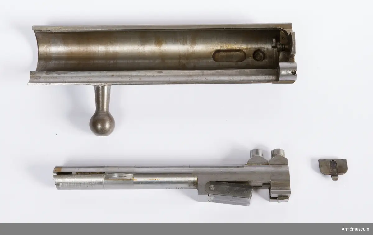 Försöksmodell med plats för 6 patroner i magasinet.

Enligt kinesiska gästers tolkning står på pipan "Arméns vapen- tillverknings verkstad i Hanyang"./1984-12-17 EW.

På baksidan av bilagan står antecknat med blyerts: "Uppfinnare: Liu Tsching En, generalmajor i Kinesiska armén,  Hanyang arsenal. Gevärsfaktori för tillverkning av 100 gevär om dagen med alla  tillhörande maskiner etc. tillverkades 1914-17 av Pratt &  Whitney Machine Co, Hartford, Conn. Ingeniör A.E. Larsson, Edeskvarna, Lyckåsgård. Geväret hopsatt av provdelar direkt från maskinerna." 

I kolven rengöringsverktyg.

Geväret isärplockat och ihopsatt 2018-01-12 på Armémuseum i studiesyfte.