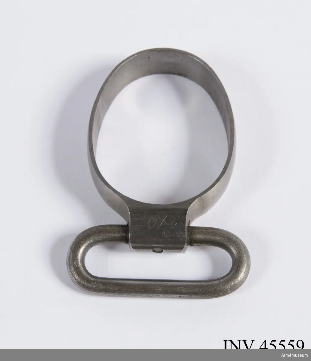 Försöksmodell med plats för 6 patroner i magasinet.

Enligt kinesiska gästers tolkning står på pipan "Arméns vapen- tillverknings verkstad i Hanyang"./1984-12-17 EW.

På baksidan av bilagan står antecknat med blyerts: "Uppfinnare: Liu Tsching En, generalmajor i Kinesiska armén,  Hanyang arsenal. Gevärsfaktori för tillverkning av 100 gevär om dagen med alla  tillhörande maskiner etc. tillverkades 1914-17 av Pratt &  Whitney Machine Co, Hartford, Conn. Ingeniör A.E. Larsson, Edeskvarna, Lyckåsgård. Geväret hopsatt av provdelar direkt från maskinerna." 

I kolven rengöringsverktyg.

Geväret isärplockat och ihopsatt 2018-01-12 på Armémuseum i studiesyfte.