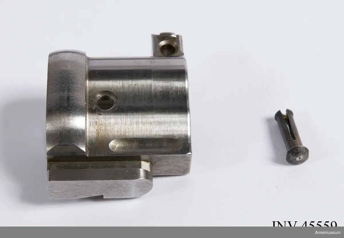 Försöksmodell med plats för 6 patroner i magasinet.

Enligt kinesiska gästers tolkning står på pipan "Arméns vapen- tillverknings verkstad i Hanyang"./1984-12-17 EW.

På baksidan av bilagan står antecknat med blyerts: "Uppfinnare: Liu Tsching En, generalmajor i Kinesiska armén,  Hanyang arsenal. Gevärsfaktori för tillverkning av 100 gevär om dagen med alla  tillhörande maskiner etc. tillverkades 1914-17 av Pratt &  Whitney Machine Co, Hartford, Conn. Ingeniör A.E. Larsson, Edeskvarna, Lyckåsgård. Geväret hopsatt av provdelar direkt från maskinerna." 

I kolven rengöringsverktyg.

Geväret isärplockat och ihopsatt 2018-01-12 på Armémuseum i studiesyfte.