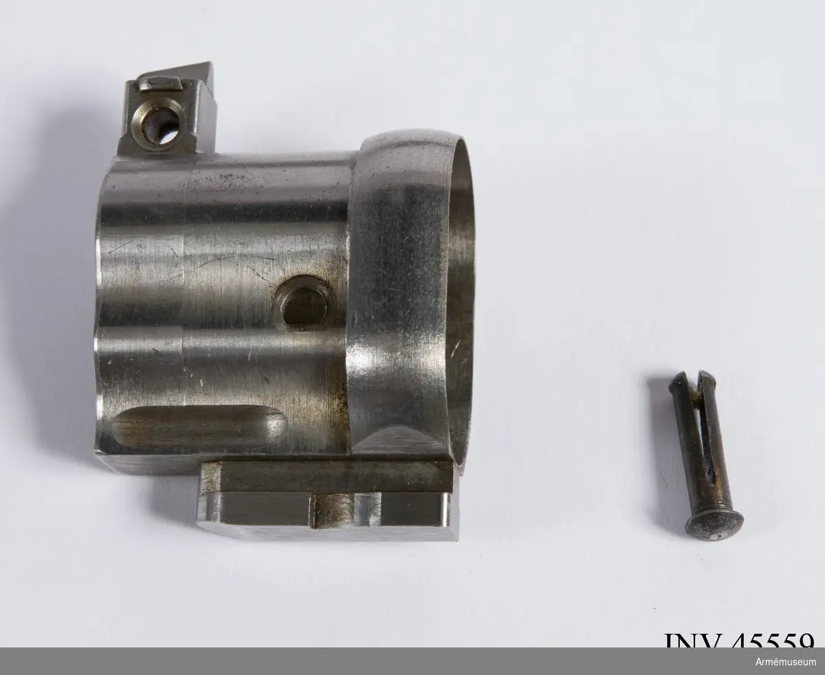 Försöksmodell med plats för 6 patroner i magasinet.

Enligt kinesiska gästers tolkning står på pipan "Arméns vapen- tillverknings verkstad i Hanyang"./1984-12-17 EW.

På baksidan av bilagan står antecknat med blyerts: "Uppfinnare: Liu Tsching En, generalmajor i Kinesiska armén,  Hanyang arsenal. Gevärsfaktori för tillverkning av 100 gevär om dagen med alla  tillhörande maskiner etc. tillverkades 1914-17 av Pratt &  Whitney Machine Co, Hartford, Conn. Ingeniör A.E. Larsson, Edeskvarna, Lyckåsgård. Geväret hopsatt av provdelar direkt från maskinerna." 

I kolven rengöringsverktyg.

Geväret isärplockat och ihopsatt 2018-01-12 på Armémuseum i studiesyfte.