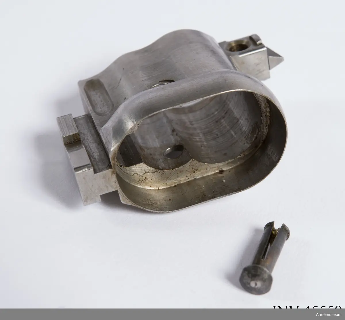 Försöksmodell med plats för 6 patroner i magasinet.

Enligt kinesiska gästers tolkning står på pipan "Arméns vapen- tillverknings verkstad i Hanyang"./1984-12-17 EW.

På baksidan av bilagan står antecknat med blyerts: "Uppfinnare: Liu Tsching En, generalmajor i Kinesiska armén,  Hanyang arsenal. Gevärsfaktori för tillverkning av 100 gevär om dagen med alla  tillhörande maskiner etc. tillverkades 1914-17 av Pratt &  Whitney Machine Co, Hartford, Conn. Ingeniör A.E. Larsson, Edeskvarna, Lyckåsgård. Geväret hopsatt av provdelar direkt från maskinerna." 

I kolven rengöringsverktyg.

Geväret isärplockat och ihopsatt 2018-01-12 på Armémuseum i studiesyfte.